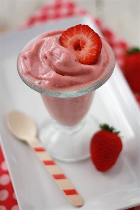 strawberry-yo-nana-smoothie-one-lovely-life image
