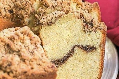 streusel-coffeecake-pound-cake-that-skinny-chick image
