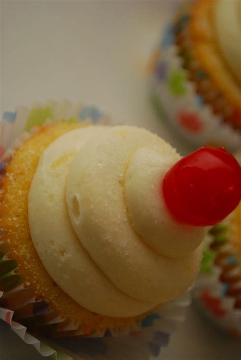 pineapple-rightside-up-cupcakes-all-things-cupcake image