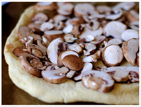 truffled-fontina-and-mushroom-pizza-flying-fourchette image