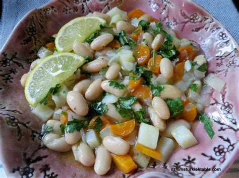 fasulye-pilaki-white-beans-cooked-in-olive-oil-with image