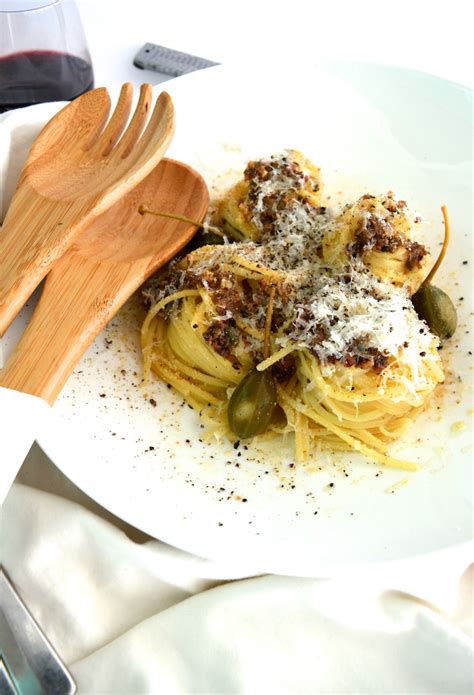 spaghetti-with-a-garlic-anchovy-sauce-sadies image