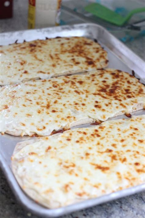 three-ingredient-white-pizza-flatbread-mama-loves image