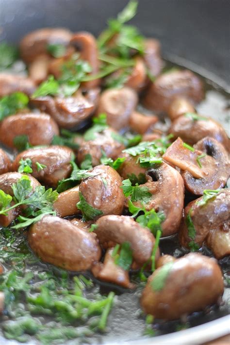 sauteed-mushrooms-with-red-wine-and-garlic-salu image