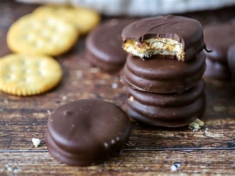 chocolate-covered-ritz-crackers-easy image