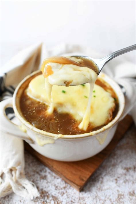 french-onion-soup-made-with-vidalia-onions-sizzling image