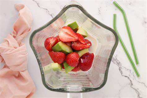 avocado-strawberry-smoothie-recipe-cookme image