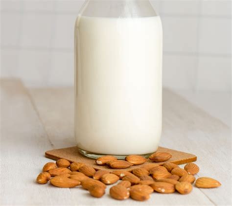 almond-milk-in-coffee-flavors-tips-to-avoid-curdle image