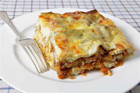 lasagna-bolognese-with-spinach-soffia-wardy image