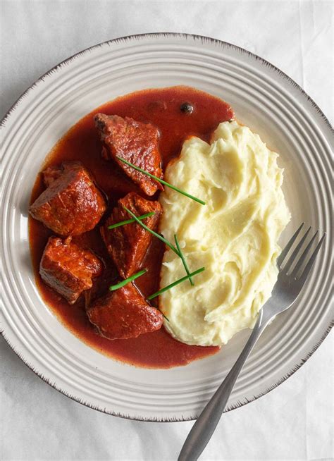 hearty-greek-beef-stew-in-tomato-sauce-mosharaki image