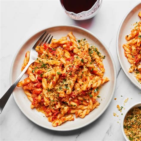 this-vegan-red-pepper-pantry-pasta-is-easy-on-a image