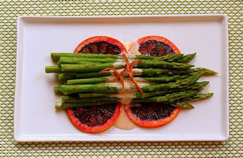 asparagus-recipe-asparagus-with-sauce-maltaise image