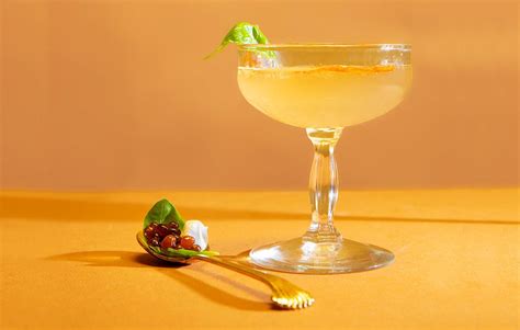 caprese-martini-with-tomato-water-recipe-417-mag image