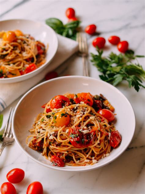roasted-tomato-pasta-puttanesca-the-woks image