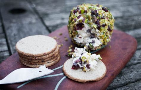 classic-cheese-ball-matching-food-wine image