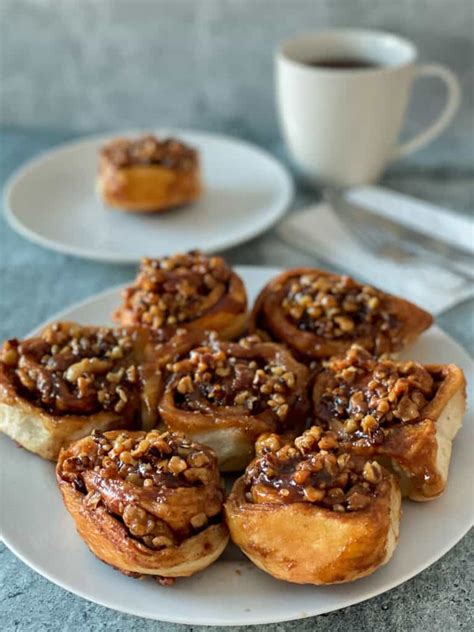 maple-walnut-cinnamon-rolls-easy-recipe-urbaine-city image