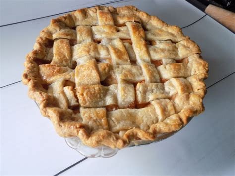 traditional-apple-pie-fayes-food image