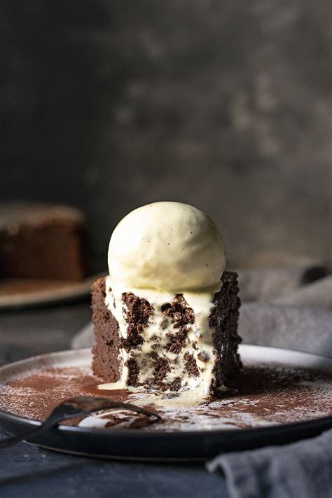 5-ingredient-flourless-chocolate-cake-with-no-butter image