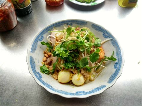 mi-quang-eating-and-cooking-mi-quang-noodles-in image