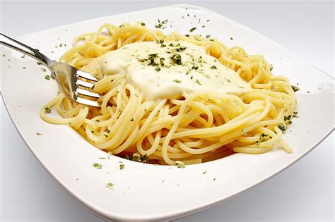 white-wine-and-garlic-fettuccine-alfredo-sauce image