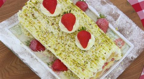 lemon-and-strawberry-roulade-great-british-baking image