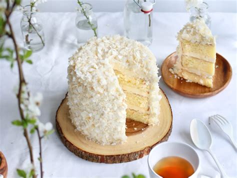 white-chocolate-coconut-cake-honest-cooking image