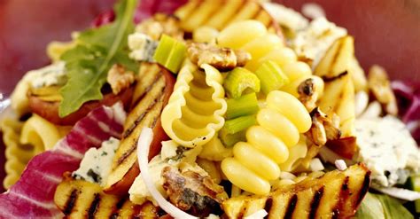 pasta-with-grilled-apple-slices-and-gorgonzola-eat image