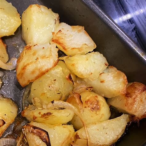 ultimate-roast-potatoes-recipe-the-student-food image