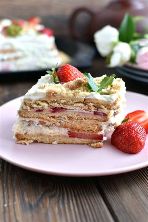 strawberry-shortcake-slice-recipe-cookme image