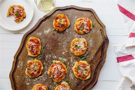 mini-pizzas-recipe-the-mom-100 image