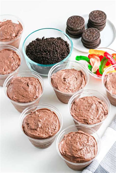 easy-chocolate-dirt-pie-cups-with-variations-on-my image