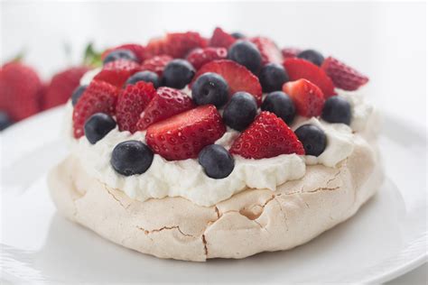 pavlova-with-strawberry-and-blueberry-easy image