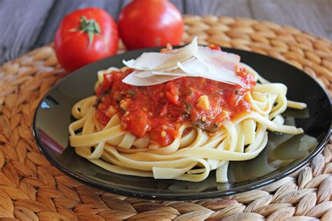 fresh-tomato-and-basil-pasta-sauce-jamie-cooks-it-up image