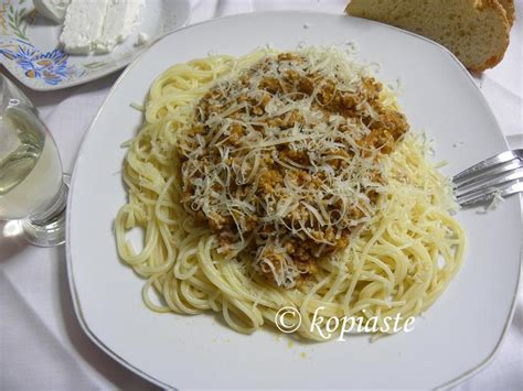 makaronia-me-kima-greek-spaghetti-with-meat-sauce image