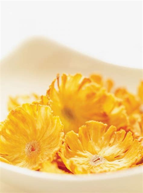 dried-pineapple-flowers-ricardo image