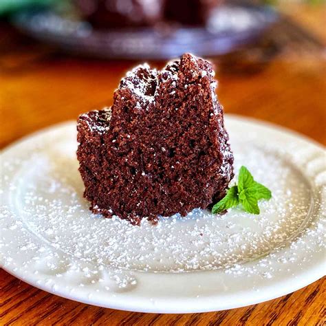 10-holiday-bundt-cakes-that-stand-out-on-the-dessert image