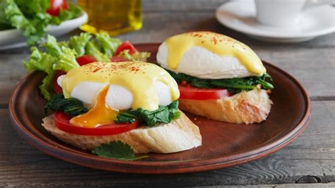 kale-tomato-eggs-benedict-recipe-seniors-guide image