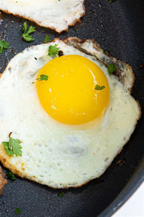 perfect-sunny-side-up-eggs-the-kitchen-magpie image