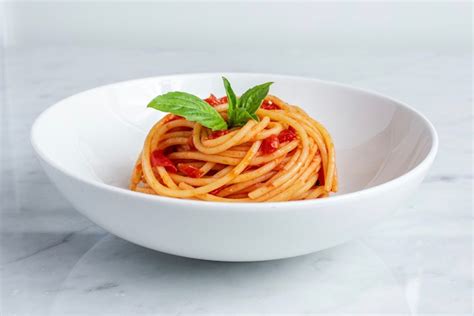 lo-spaghetto-al-pomodoro-di-eataly-recipe-eataly image