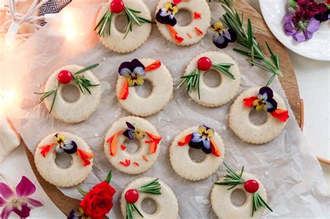 gingerbread-spiced-shortbread-wreath-cookies-food image
