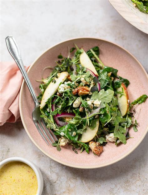 arugula-salad-with-pears-and-goat-cheese-familystyle image