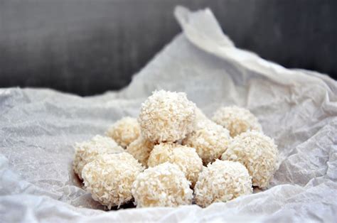 raw-vegan-coconut-balls-raffaello-bonbons image