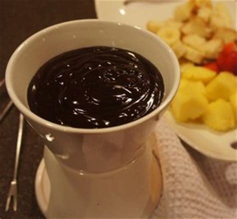 milk-chocolate-fondue-recipe-recipetipscom image