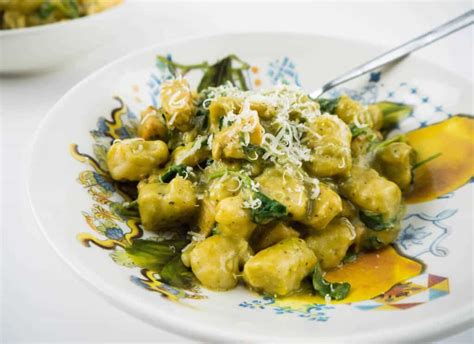 pesto-alfredo-gnocchi-with-chicken-and-kale-sip-and image