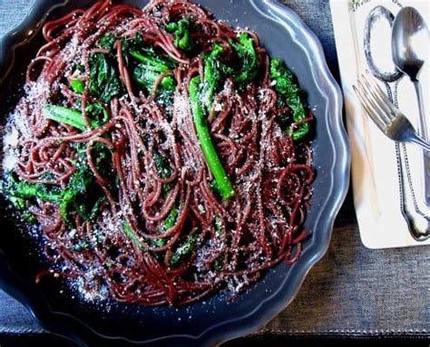 red-wine-spaghetti-with-spicy-rapini-recipe-honest-cooking image