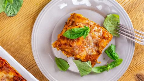 valerie-bertinellis-moms-lasagna-recipe-rachael image