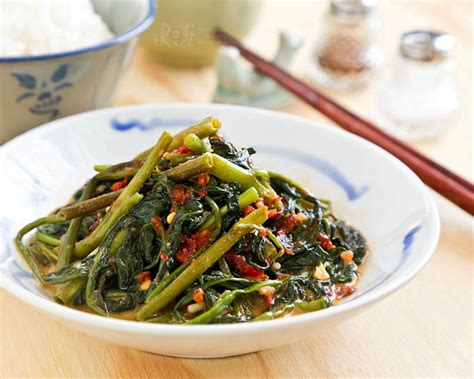 spicy-water-spinach-stir-fry-roti-n-rice image
