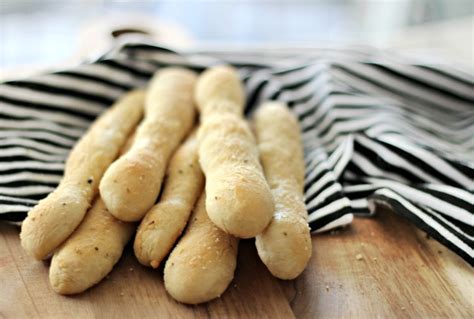 quick-garlic-parmesan-breadsticks-video-gluesticks-blog image