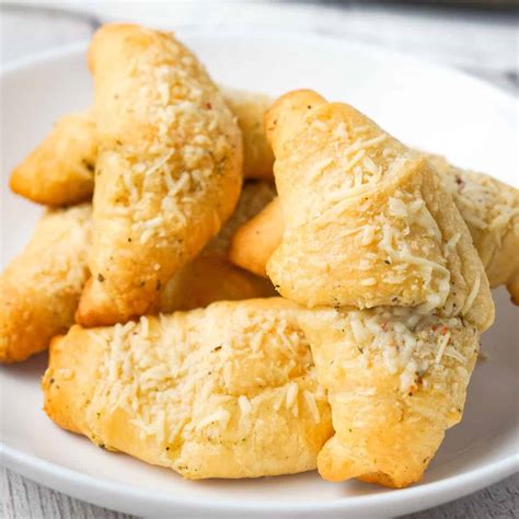 garlic-parmesan-crescent-rolls-this-is-not-diet-food image