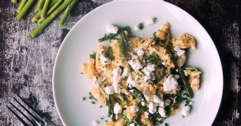 perfect-scrambled-eggs-with-asparagus-and-goat image